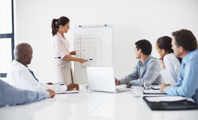 與團(tuán)隊(duì)成員、行業(yè)專家和潛在用戶討論解決方案